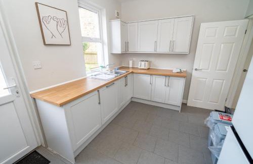 Sketty House | Family & Group Stay – 5-Bed Home, Parking
