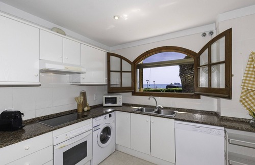 L'Hospitalet de l'Infant Ski Chalet | Family House with Pool on the Beachfront · UHC ARENAL 163
