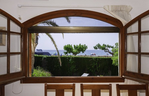 L'Hospitalet de l'Infant Ski Chalet | Family House with Pool on the Beachfront · UHC ARENAL 163