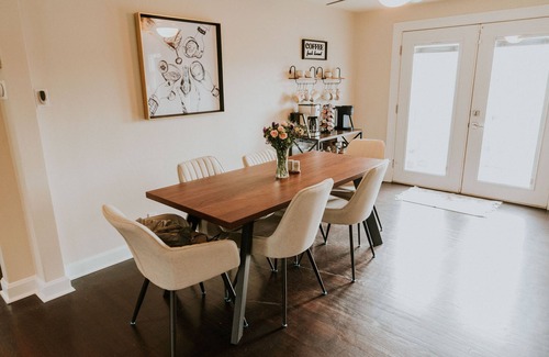Jeffersonville - Clarksville House | Family Hangout Spot - Yard + Fire Pit + Games