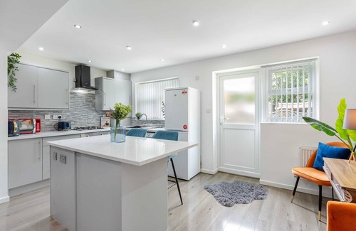 Cheetham Hill House | Family Haven 5 minutes to City Centre Free Parking