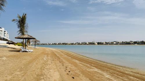Mina Al Arab Villa | Family Heaven - Private Villa - Private Community Beach - Brand New - Playstation and Games - Close to the Casino being built