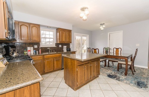 Carol Stream House | Family Heaven Retreat, 6 Bedroom, Sleep 16