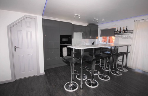Peacehaven House | Family Holiday Home With Hot Tub Sleeps 8