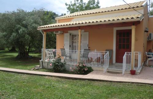Velonades House | Family Holiday Apartment with garden & BBQ
