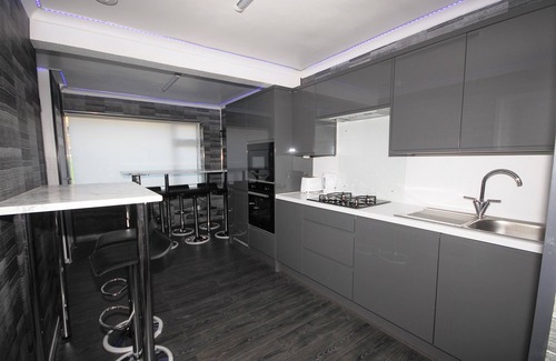 Woodingdean House | Family Holiday Home With Hot Tub & Sauna Sleeps 8