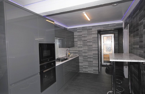 Woodingdean House | Family Holiday Home With Hot Tub & Sauna Sleeps 8
