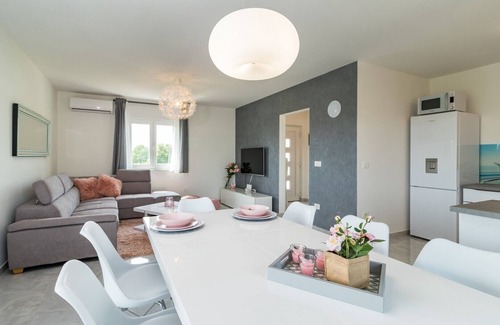 Grandici House | Family holiday house with private pool and playground