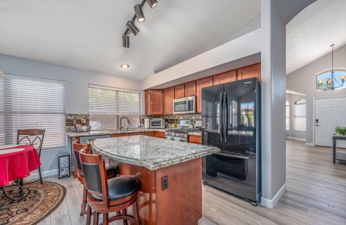 Avondale House | Family Home 3 beds/Private Heated Pool-10 mins to Stadium.