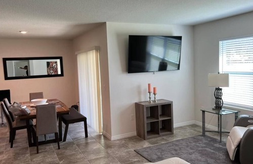 Buena Ventura Lakes House | Family Home 4 Bedrooms 2 Full bathrooms near USTA Airport Disney & Theme Parks