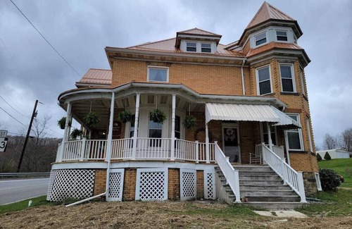 Garrett House | Family Home,6BR,sleeps14, nearby 2 biketrails.