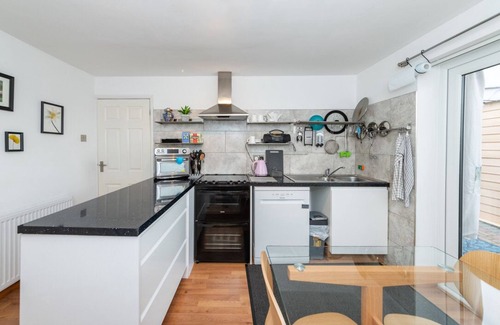 Windsor House | Family Home, beautiful view of Windsor Castle, 5 minute walk to shops and River