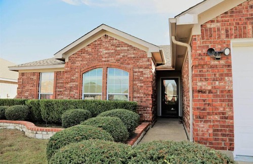 Southeast Arlington House | Family Home close to AT&T Stadium w Game Room and Large Patio