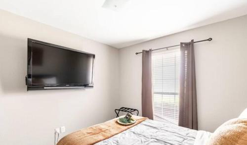 Southeast Arlington House | Family Home close to AT&T Stadium w Game Room and Large Patio