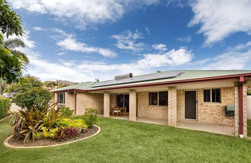 Carindale House | Family Home Close to Shopping Centre and Highway