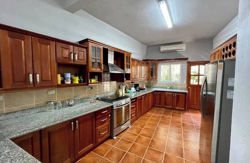 Flores Apartment | Family Home- full kitchen, bbq rooftop access, a/c