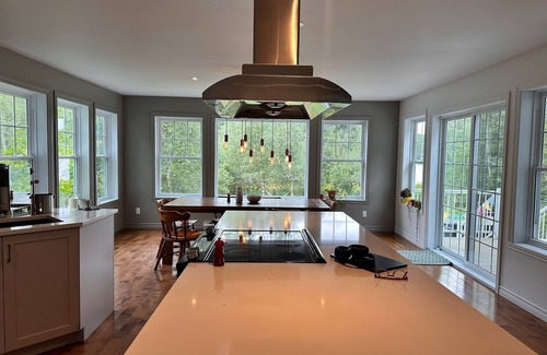 Shefford Ski Chalet | Family home in beautiful forested mountain on serene lake