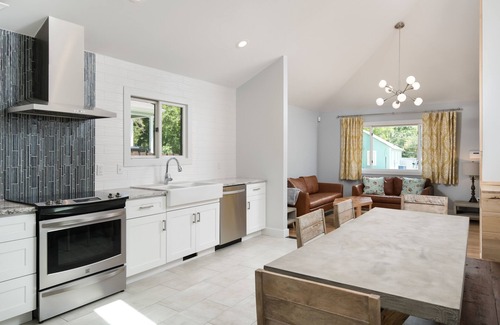 St. Elmo Improvement League House | Family Home in CHATTANOOGA! 3 miles to ROCK CITY! Private BACKYARD + BIKE PATH