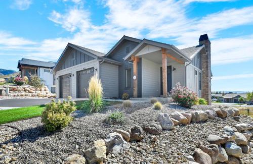 Wolf Creek House | Family Home in Eden w Hot Tub and Gym