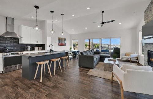 Wolf Creek House | Family Home in Eden w Hot Tub and Gym