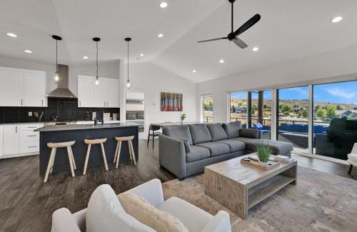 Wolf Creek House | Family Home in Eden w Hot Tub and Gym