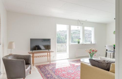 Skaerhamn Villa | Family home near the ocean, with large patio & BBQ