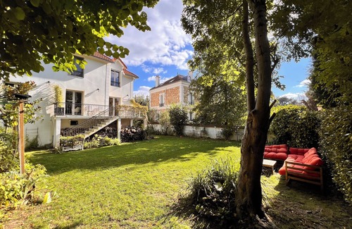 Garches House | Family home near train station