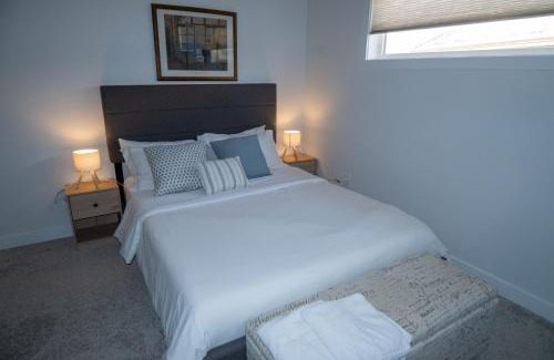 West Edmonton House | Family Home Retreat - 9 mins to WEM - Vintage Arcade-Ping Pong -Air Conditioning