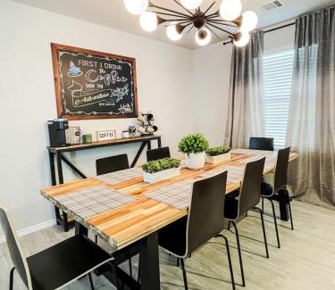 West San Antonio House | Family Home San Antonio Hangar