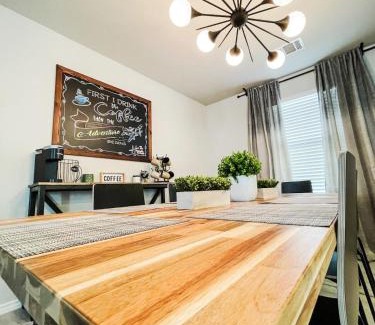 West San Antonio House | Family Home San Antonio Hangar