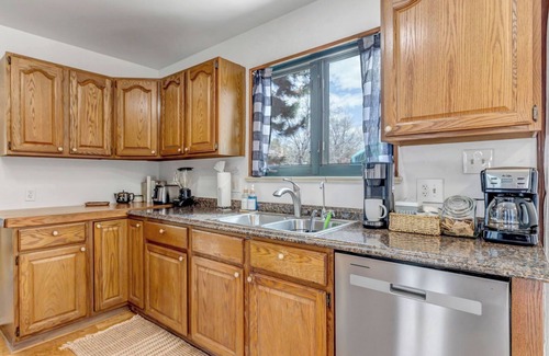 Applewood Villages House | Family Home | Sleeps 10| Near Mountains