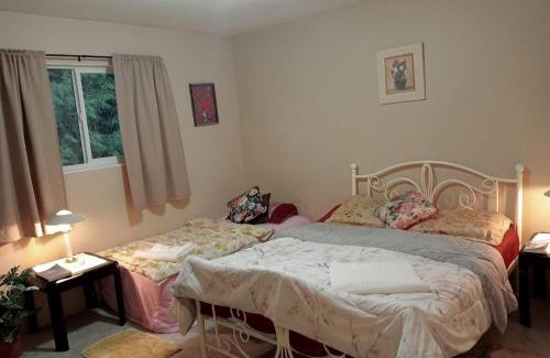 Cloverdale House | Family Home Stay in Great Location- Walk to Plazas, Restaurants, Transit C2