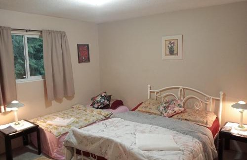 Cloverdale House | Family Home Stay in Great Location- Walk to Plazas, Restaurants, Transit C2