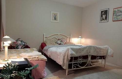 Cloverdale House | Family Home Stay in Great Location- Walk to Plazas, Restaurants, Transit C2
