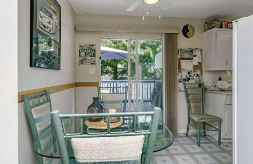 Cloverdale House | Family Home Stay in Great Location- Walk to Plazas, Restaurants, Transit C2