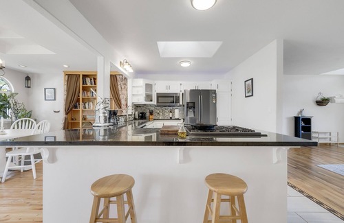Chico House | Family Home w plants, Large Master w ensuite Bathtub