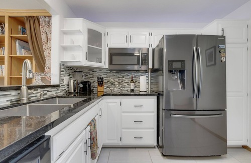 Chico House | Family Home w plants, Large Master w ensuite Bathtub