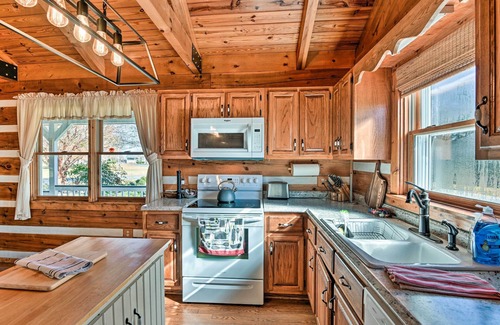 Baxter Cabin | Family Home w/Porch & Center Hill Lake Views!