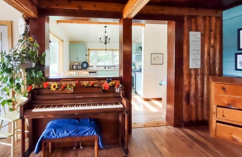 Priest River House | Family Home w/Stunning River & Mountain View