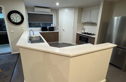 Delacombe House | Family Home with Sauna, Pilates Reformer, Pizza Oven | Sleeps 8 | Pets allowed