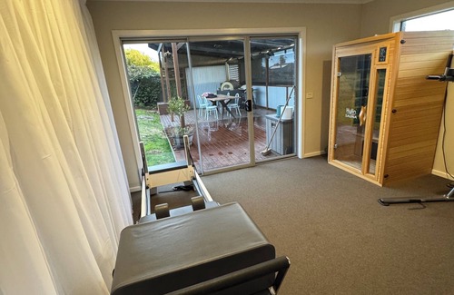 Delacombe House | Family Home with Sauna, Pilates Reformer, Pizza Oven | Sleeps 8 | Pets allowed
