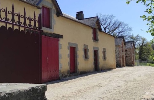 Chailland House | Family house 10 pers/Swimming pool/Services +/All inclusive.