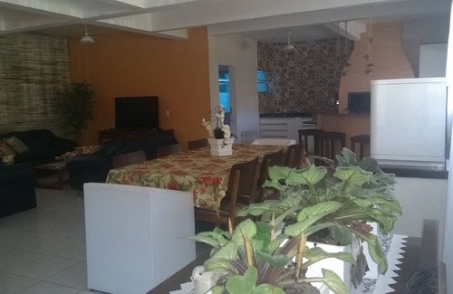 Ingleses do Rio Vermelho House | FAMILY HOUSE 230M FROM THE SEA, 4 SUITES WITH AIR, WI-FI, SINUNE IN CONDOMÍNIO CLOSED