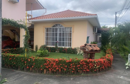 Sector 3 House | Family house close to tourist, basic and medical services. Security 24/7!