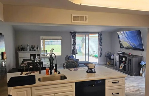 Port Elizabeth House | Family House closet to Motor sport, firepit, B.B.Q. and pet friendly.