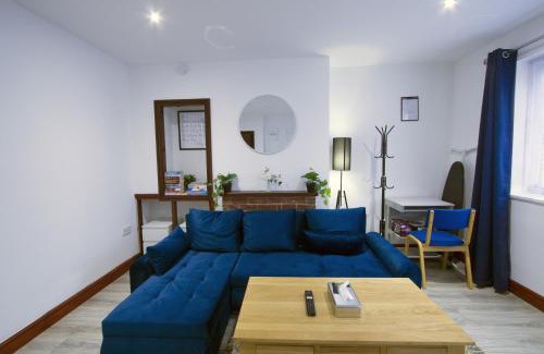 Rushmoor District House | Family House near Farnborough Airport, Free Parking