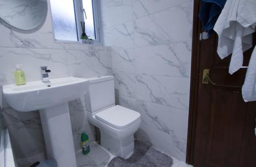 Rushmoor District House | Family House near Farnborough Airport, Free Parking