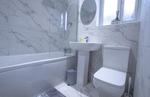 Rushmoor District House | Family House near Farnborough Airport, Free Parking