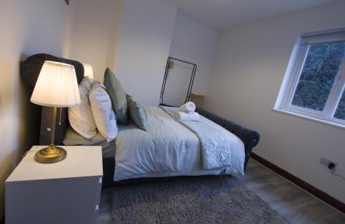 Rushmoor District House | Family House near Farnborough Airport, Free Parking