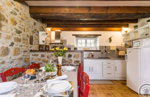 Roncey Cottage | Family house with garden, pets allowed, WiFi and parking in Roncey